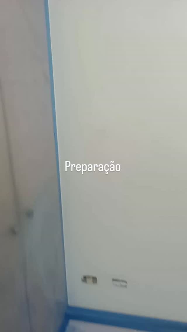 Fita de mascaramento protegendo rodapé antes da aplicação da tinta